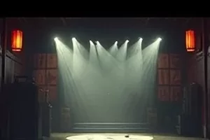 第七街洗衣房封面，深夜洗衣房与暖黄灯光