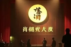 窗台三盆薄荷封面，绿植与旧木窗框